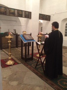 Акафист Божьей Матери в храме Святой Троицы служит отец Святослав Цхай.